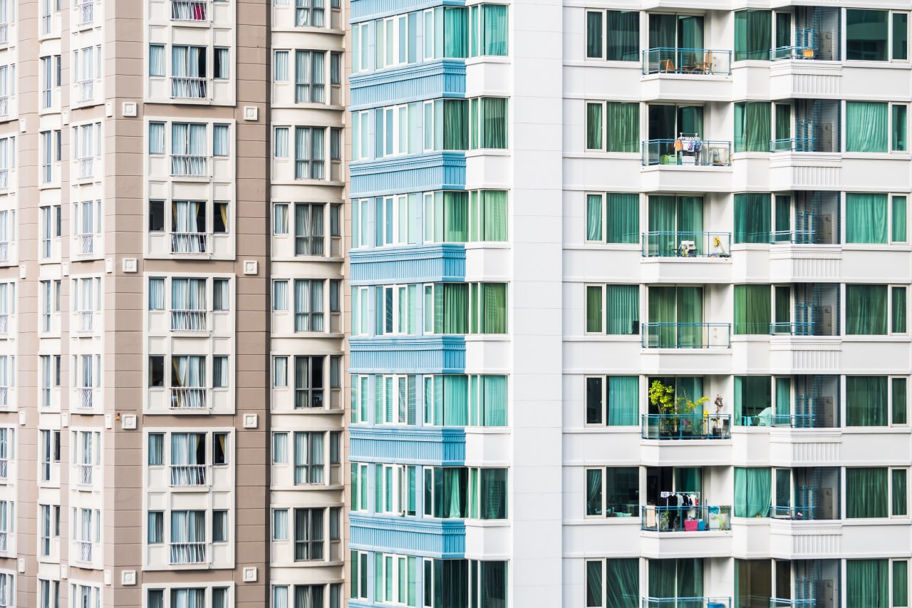 В Ростове на Дону отменили стройку высотного дома ГК Правовой стандарт Застройщику не выдали разрешение на строительство девятиэтажного дома из за новых принципов комплексного развития территорий которые запрещают точечную высотную застройку без создания социальной инфраструктуры Участок для строительства располагается на пересечении улиц 7 го февраля и Нижнебульварной на правом берегу Дона напротив стадиона Ростов Арена Рядом с ним находится охраняемая зона объект культурного наследия регионального значения Доходный дом Н Е Парамонова Стройка Подписаться Забустить