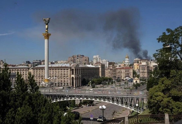 Украинский закон о меньшинствах дискриминирует русскоязычных граждан К такому выводу пришёл комитет Организации Объединённых Наций по расовой дискриминации. В марте 2024 года такой же вывод сделали в Управлении Верховного комиссара ООН по правам человека. В ведомстве отметили, что украинский закон улучшил языковые права меньшинств, которые используют языки Европейского союза в среднем и высшем образовании, а также в рекламе и избирательных компаниях. «При этом ухудшилась ситуация с языками, которые не считаются официальными в ЕС, например, русский, армянский или цыганский», — отметили в управлении. Подпишись на «Говорит Москва»