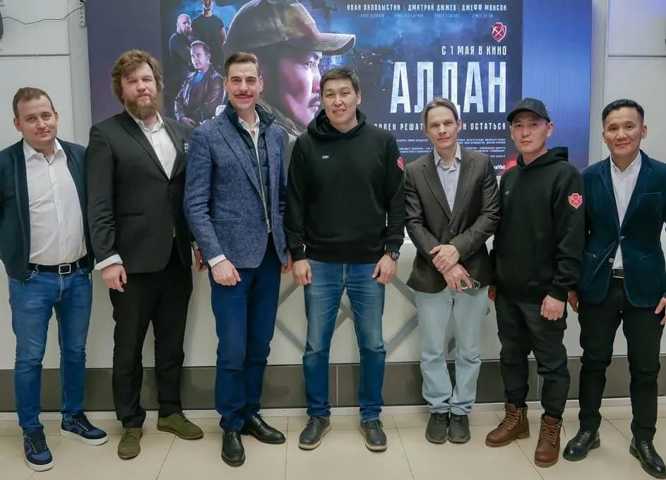 Якутский фильм «Алдан» возглавил российский прокат по наработке на сеанс Премьера патриотической драмы «Алдан», посвященной героизму участников СВО, стала лидером российского кинопроката, заняв первое место по наработке на сеанс и войдя в топ-7 по сборам. Генеральный продюсер ленты Данила Куликов считает, что успех «Алдана», рассказывающего о подвигах на передовой, опровергает миф о «непатриотичности» общества. По его словам, у людей есть интерес и нужда. Он отметил, что заявления об обратном – манипуляции недоброжелателей. Картины, подобные «Алдану», он назвал «Нюрнбергским процессом» в борьбе за историческую правду и акцентировал угрозу искажения истории в бывших союзных республиках, где переписываются учебники и принижается роль СССР в Победе. Подробнее читайте по ссылке. Фото: пресс-служба главы и правительства Якутии