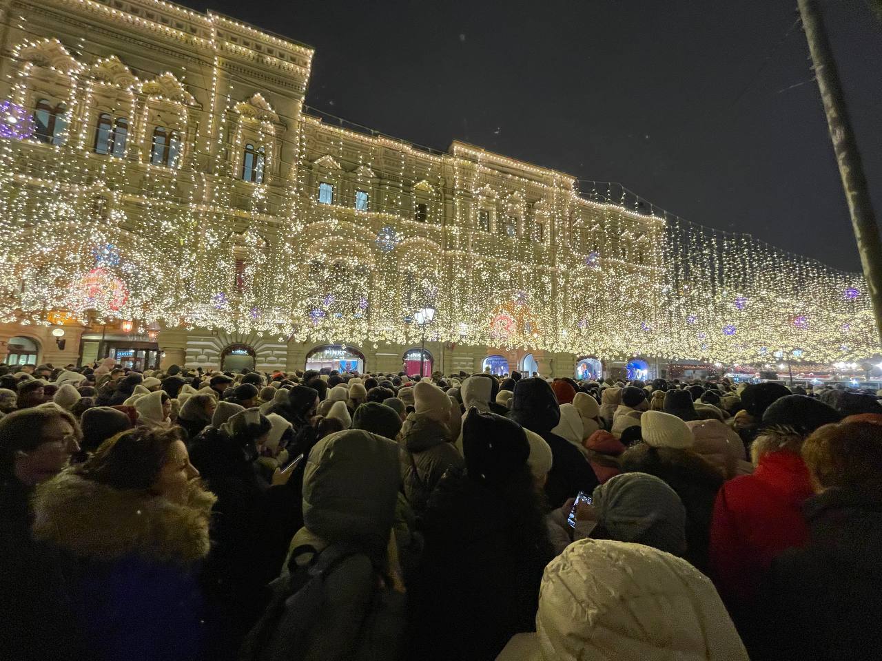 В туристических местах Москвы продолжается новогодний ажиотаж.   В центре столицы - небывалый наплыв москвичей и гостей города. Доступ к популярным локациям затруднен.   В этом году столица особенно нарядная - на улицах можно увидеть более 4.500 гирлянд, десятки интересных арт-объектов и сотни украшенных в разных стилях елок.   Несмотря на большое число туристов, безопасность в местах скопления людей обеспечена на высоком уровне.  Фото и видео: Майя Лазарева