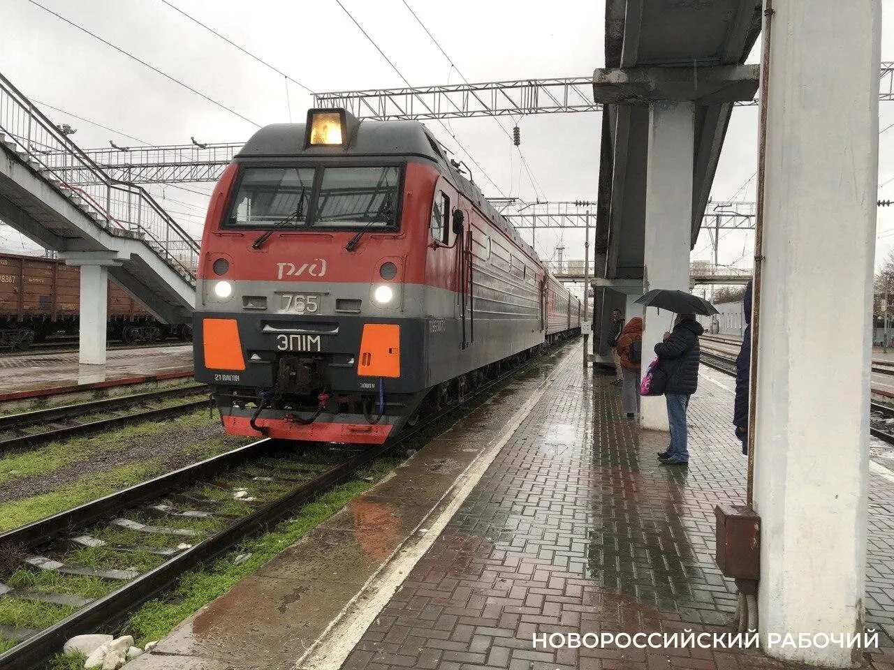 Из за атаки БПЛА задерживаются поезда в Новороссийск и из Новороссийска Из за повреждений инфраструктуры сегодня ночью в Ростовской области с опозданием до 7 часов задерживаются 23 пассажирских поезда Массированная атака на Ростовскую область в результате которй была повреждена контактная сеть железной дороги составы которые направляются в Новороссийск и отправляются из города героя в другие города задерживаются Среди них 126 Новороссийск Москва 326 Пермь Новороссийск 122 Санкт Петербург Новороссийск 30 Москва Новороссийск 125 Новороссийск Москва 339 Новороссийск Нижний Новгород 249 Новороссийск Москва 121 Новороссийск Санкт Петербург 29 Новороссийск Москва Информацию о времени прибытия и отправления можно получить по круглосуточному бесплатному теглефону 8 800 775 00 00 novorab official