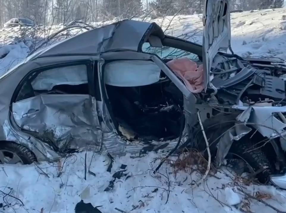 В Центральном проезде посёлка Маркова сегодня произошло ДТП, в результате которого погибли два человека.  По предварительным данным, 57-летняя женщина за рулём Toyota Corolla не справилась с управлением и выехала на встречную полосу, где столкнулась с Subaru Outback.  В результате аварии погибли водитель Toyota и её 30-летний пассажир. Водитель второго автомобиля был госпитализирован. На месте происшествия работают сотрудники ДПС.    Хотите чем-то поделиться? Присылайте фото и видео нам   Лучшее опубликуем!