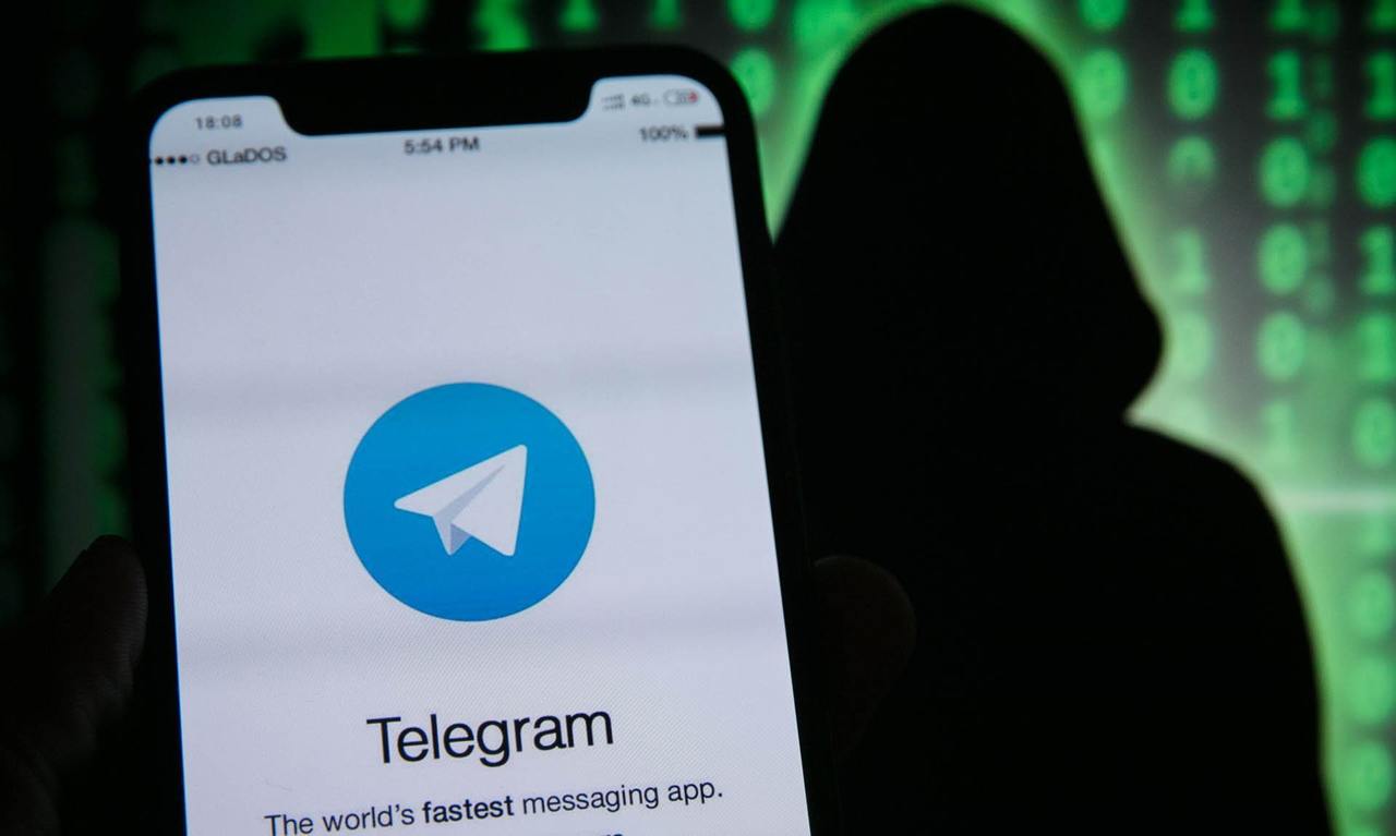 Мошенники крадут Telegram-аккаунты и деньги через фейковые предложения о работе  Злоумышленники рассылают «вакансии» от лица известных компаний, а тем, кто откликнется, создают учётную запись на поддельном сайте. После авторизации пользователям дают задания, за выполнение которых будет якобы пополняться их счёт. Для вывода средств нужно заплатить комиссию или ввести данные банковской карты.   Регнум