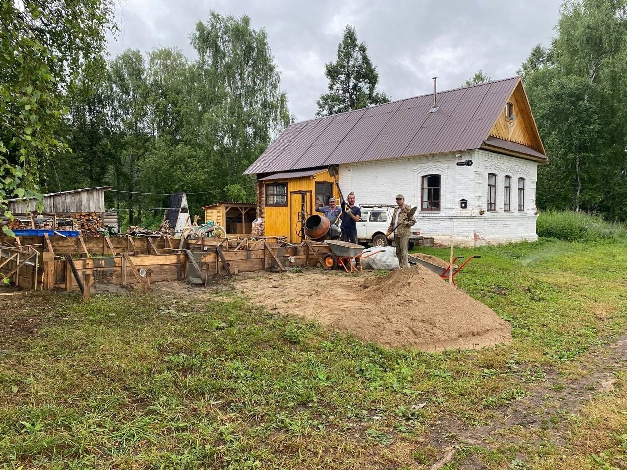 В Кировской области энтузиасты принялись восстанавливать целую деревню! Михаил Буторин, идейный вдохновитель и активист, решил вернуть к жизни свою родную деревню на юге области. Он восстанавливает дом своего прадеда, которому уже больше ста лет! Однако с течением времени здание пришло в запустение: крыша рухнула, потолок провалился. В 2019 году Михаил принял решение: «Почему бы не вернуть всё это к жизни?» Сначала он сосредоточился на восстановлении дома, а затем задумал масштабный проект - восстановление всей деревни! Ему активно помогают родители, брат и друзья - это настоящий семейный проект, который получил название "Вятский хутор". Источник: Михаил Буторин