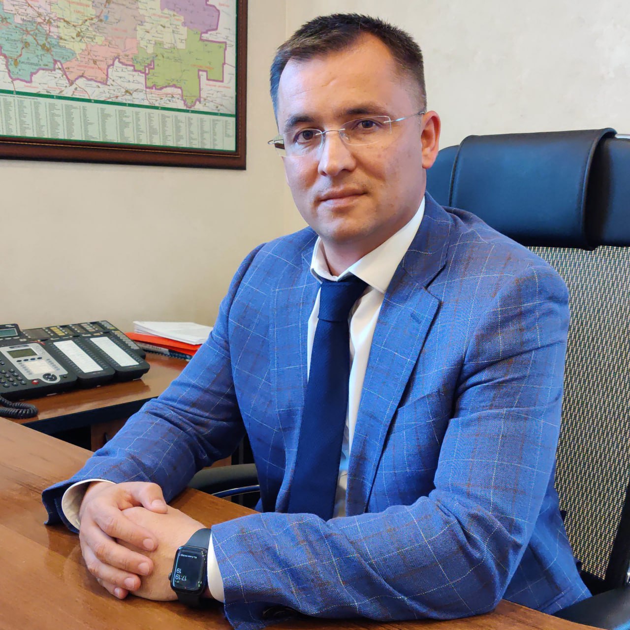 Высокопоставленного коммунальщика и предпринимателей в Ставропольском крае осудили за хищение 46 млн рублей на госконтрактах Промышленный районный суд Ставрополя признал виновными в растрате и мошенничестве бывшего руководителя государственной Ставэлектросети Артёма Чумакова на фото а также Алексея Жукова и Романа Прудникова Они с 2021 года по 2023 год поставляли госпредприятию электротехническую продукцию по завышенной стоимости Участники незаконной схемы завысили стоимость товаров по девяти государственным контрактам более чем на 46 млн рублей сообщили в прокуратуре Ставропольского края Наша редакция выяснила что всех подсудимых отправили в колонию общего режима Чумаков получил 7 лет и штраф в миллион Жуков 6 5 года с таким же штрафом а Прудникову дали 4 года колонии и штраф в 500 тысяч Приговор не вступил в законную силу   Подписывайтесь на Аргументы и Факты Северный Кавказ Telegram МАХ