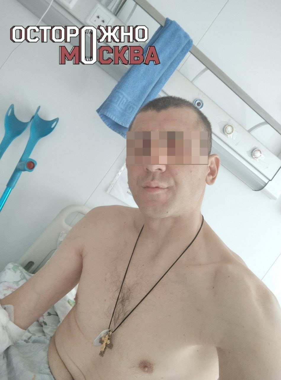 В Москве на пять суток арестовали участника СВО агрессивно требовавшего денег у пассажиров метро Тушинский суд Москвы назначил пять суток ареста 36 летнему уроженцу Брянской области Олегу Адамову по административной статье о мелком хулиганстве пишет Осторожно Москва По данным телеграм канала Адамов служил в зоне СВО в мае был ранен и проходил лечение в госпитале Следствие установило что 30 сентября военный просил милостыню на одной из станций столичного метрополитена с табличкой Помогите пожалуйста участник СВО Мужчина подходил к пассажирам и агрессивно приставал и требовал от них деньги Рапорт на Адамова составил полицейский письменные показания дали четверо человек к которым приставал военный
