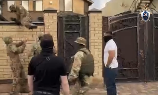 Жителя Ставрополья задержали за призывы к терроризму В Ставропольском крае правоохранители задержали местного жителя по подозрению в публичных призывах в соцсетях к осуществлению террористической деятельности Об этом сообщает СКР по региону В июле 2023 года мужчина разместил на общедоступной странице в одной из социальных сетей аудиозапись содержащую публичный призыв к осуществлению террористической деятельности а также публичное оправдание терроризма отметили в СКР Южная служба новостей