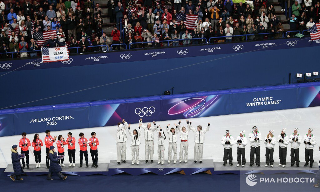 Японские фигуристы подали жалобу на покрытие подиума Игр из за затупившихся коньков Японские спортсмены заявили что повредили лезвия коньков во время церемонии награждения На проблему с покрытием жаловались и американские фигуристы Сборная Японии подала официальную жалобу на подиумы то есть на материал их поверхности написал журналист Джеки Вонг в соцсети X Во вторник в фигурном катании пройдет короткая программа у мужчин Подписывайтесь на РИА Новости Спорт в MAX