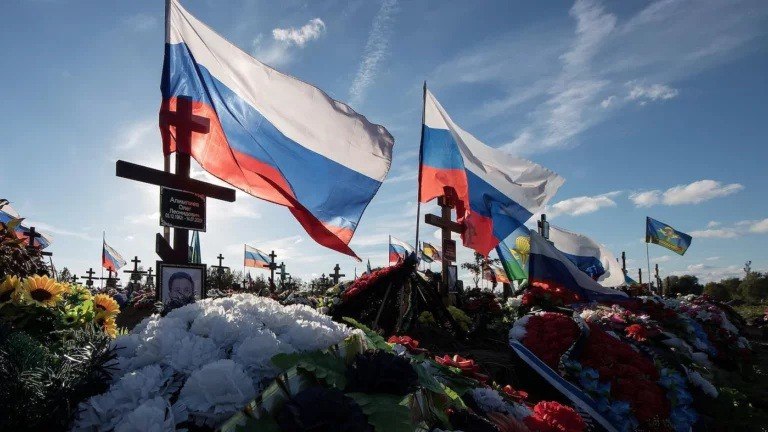 РПЦ поддержала законопроект, который критиковали за разрушение традиционных ценностей Русская православная церковь поддержала инициативу о так называемых «фактически брачных отношениях» участников войны против Украины. Об этом рассказали два источника, близких к администрации президента России. 15 июля депутаты Госдумы не стали принимать на пленарном заседании этот законопроект, несмотря на длительную подготовку к рассмотрению документа. Некоторые из них возражали 14 июля против документа из-за того, что он разрушает традиционные ценности. Однако сенатор Андрей Клишас опубликовал письмо патриарха Кирилла Гундяева председателю Госдумы Вячеславу Володину о том, что законопроект «заслуживает поддержки», так как предоставляет социальные гарантии лицам, состоящим в фактических брачных отношениях с военнослужащими, которые погибли на войне, или с лицами, «погибшими в связи с проживанием или временным пребыванием» на фронте, а также их несовершеннолетним детям. #Россия #православные #рпц