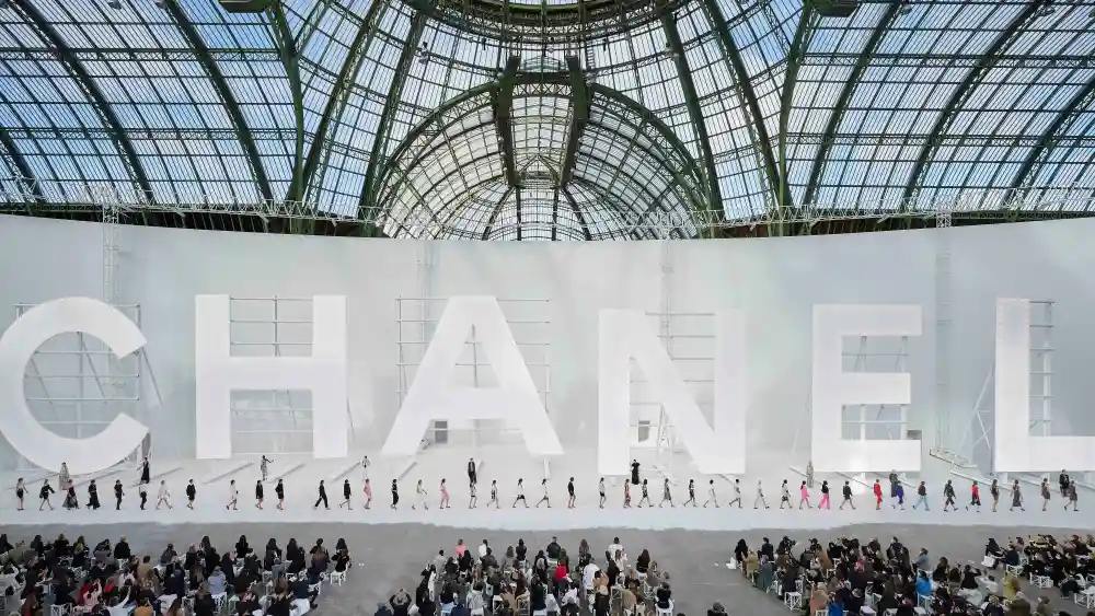 После четырехлетнего перерыва показы Chanel возвращаются в Гран-Пале. Большой дворец был одной из  любимых локаций Карла Лагерфельда. 1 октября модный дом представит там шоу весна-лето 2025.   Президент fashion-направления Chanel Бруно Павловски сообщил WWD, что также бренд в течение следующих пяти лет внесет в бюджет Большого дворца 30 млн евро в обмен на сохранение эксклюзивного права на использование площадки для своих показов.