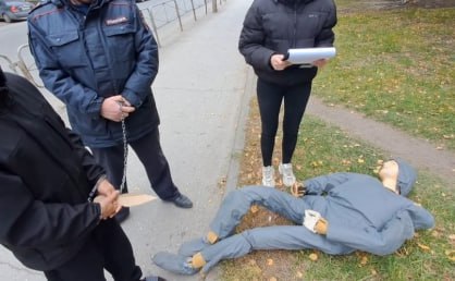 Хотел убить любимую на сносях В Новосибирске наказали 41-летнего Акмалжона Эргашова. Он, мягко говоря, переборщил с ревностью и чуть не зарезал сбежавшую от него возлюбленную. Какое-то время они жили вместе. Но Эргашов постоянно поколачивал любимую. Не остановила мужчину даже её беременность от него самого. Жертва домашнего тирана устала терпеть и августе 2024 года съехала к родным. Очень ревнивый Эргашов ранним утром 24 сентября подкараулил её у места работы – около здания № 4б на Вокзальной магистрали в Новосибирске. Он подскочил к ней, ударил ножом пять раз и, рассчитывая, что любимая уже не выживет, смылся. Однако раненную быстро забрали врачи и спасли. О судьбе ребёнка и смогли ли медики сохранить беременность правоохранители не сообщили. В суде кровавый ревнивец вину признал. Его приговорили к семи годам колонии строгого режима. Вести Новосибирск