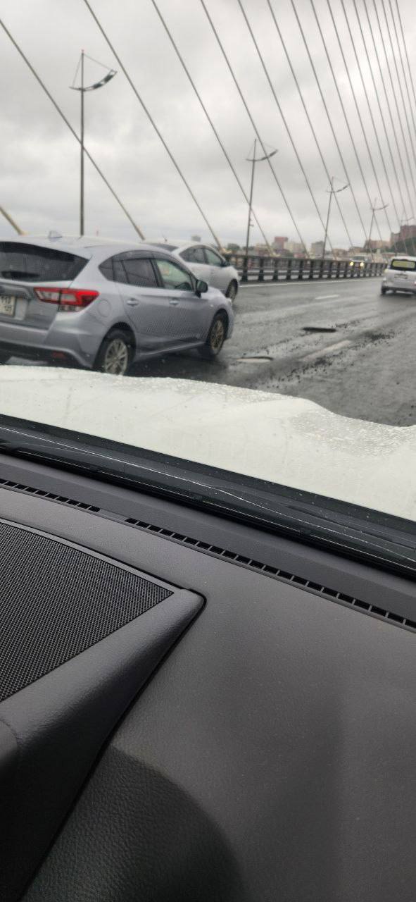 Автомобилисты сообщают о многочисленных ямах на Золотом мосту - судя по всему, недавно отремонтированный асфальт смыло дождем.   «Такое ощущение, что кто то ночью специально эти ямы вырыл», - #люди_пишут