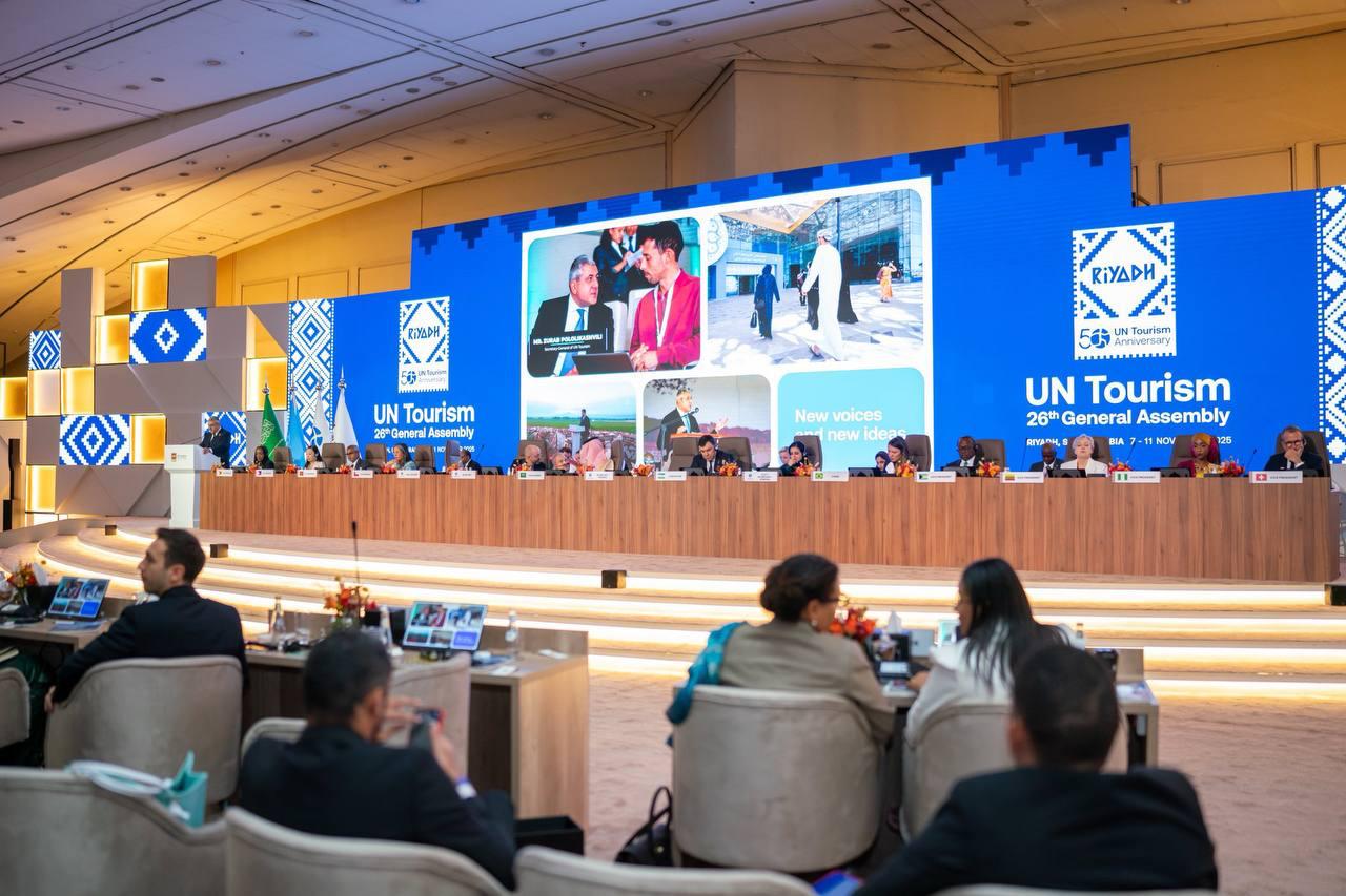 Туризм как двигатель будущего Саудовская Аравия открыла крупнейшую сессию Генассамблеи ООН по туризму В Эр Рияде прошла крупнейшая в истории 6 я сессия Генеральной Ассамблеи Всемирной туристкой организации собравшая представителей более 150 стран Мероприятие приуроченное к 50 летию международного сотрудничества в этой сфере стало площадкой для обсуждения инноваций устойчивого развития и роли технологий в будущем туризма Министр туризма Саудовской Аравии Ахмед Аль Хатиб заявил что встреча проходит в важный момент для международного сотрудничества По его словам туризм доказал что он является ключевым драйвером экономического роста и социального развития улучшая жизнь людей по всему миру Спикер подчеркнул что Королевство продолжит укреплять глобальное партнёрство чтобы сделать туризм устойчивым инклюзивным и технологически продвинутым Мы инвестируем в инновации и искусственный интеллект чтобы сохранить главное человеческое общение ради которого люди путешествуют добавил министр Генеральный секретарь ООН Антониу Гутерриш в видеообращении отметил что 50 летие Генассамблеи стало важной вехой Туризм мощная сила добра Он объединяет людей строит мосты между культурами и открывает путь к взаимопониманию и миру подчеркнул генсек Гутерриш напомнил что мировой туризм достиг рекордных показателей а новые направления развиваются в странах Ближнего Востока и Африки По его словам этот рост должен быть устойчивым и инклюзивным чтобы приносить пользу местным сообществам и сохранять природное и культурное наследие   Когда путешествия становятся силой которая соединяет народы Vostok Club