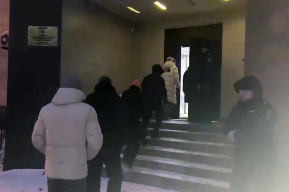 В Челябинске 16 иностранцев увезли в отдел полиции во время рейда нашли только одно нарушение В Тракторозаводском районе Челябинска полицейские провели рейд Искали незаконно проживающих или работающих иностранцев Как рассказали в региональном ГУ МВД в отдел полиции увезли 16 человек При этом нашли одно нарушение правил пребывания в России 38 летнего иностранца решили выдворить из страны Подобные рейды в МВД обещают продолжить   Подписаться на chelkp Мы в MAX