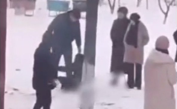 В Андижане замдиректора школы бил ученика палкой мужчина получил выговор видео   repost uz posle povolok v zdanie Подписывайтесь на Repost