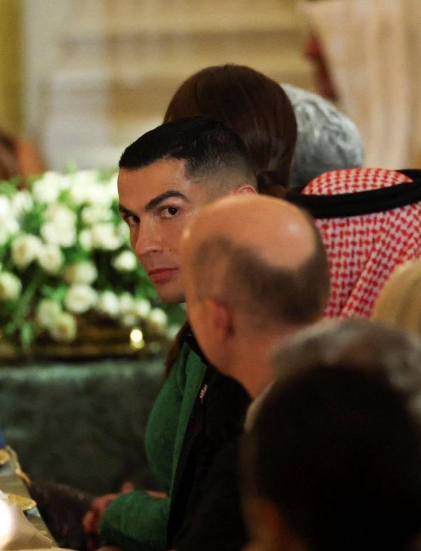 Роналду пришел на торжественный ужин в Белом доме в честь визита в США наследного принца Саудовской Аравии Мухаммеда бен Салмана Подписывайтесь на РИА Новости Спорт в MAX