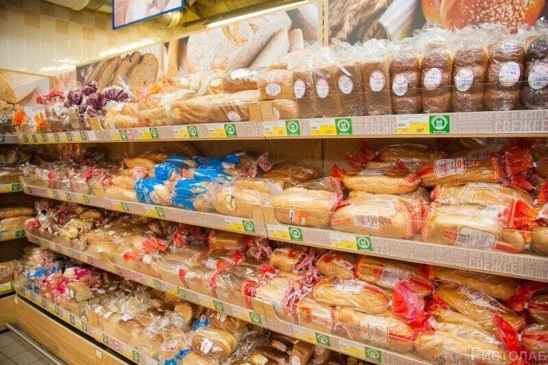 В Ростовской области стоимость хлеба превысила 100 рублей Ростовстат поделился актуальными данными о ценах на хлеб в Ростовской области. По состоянию на 5 мая средняя стоимость килограмма хлеба в регионе достигла 90,3 рубля. Самый дорогой хлеб продается в городе Сальске – 101,4 рубля за килограмм. В Ростове-на-Дону этот продукт обойдется в 98,7 рубля, а в Волгодонске – 94,2 рубля. Дешевле всего хлеб можно купить в Таганроге, Шахтах и Миллерово. В этих городах ценники варьируются от 79,5 до 75,1 рублей. Отметим, что ценовая разница между перечисленными муниципалитетами Ростовской области достигает почти 26 рублей. Новости №1 в Ростове Прислать новость/фото