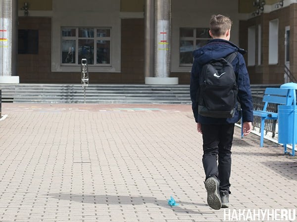 В школах могут ввести оценку за поведение  В российских школах предстоящей осенью может появиться оценка за поведение. Как заявил министр просвещения России Сергей Кравцов, речь идет о пробном режиме. В настоящее время этот вопрос обсуждается министерством.  "Просто надо проработать все механизмы, чтобы это, действительно, шло на пользу, вот это очень важно", — указал министр, сообщает РИА "Новости".  Ранее Путин поручил правительству обсудить целесообразность инициативы. По словам президента, в случае положительного решения, оценка за поведение должна быть равнозначна другим.