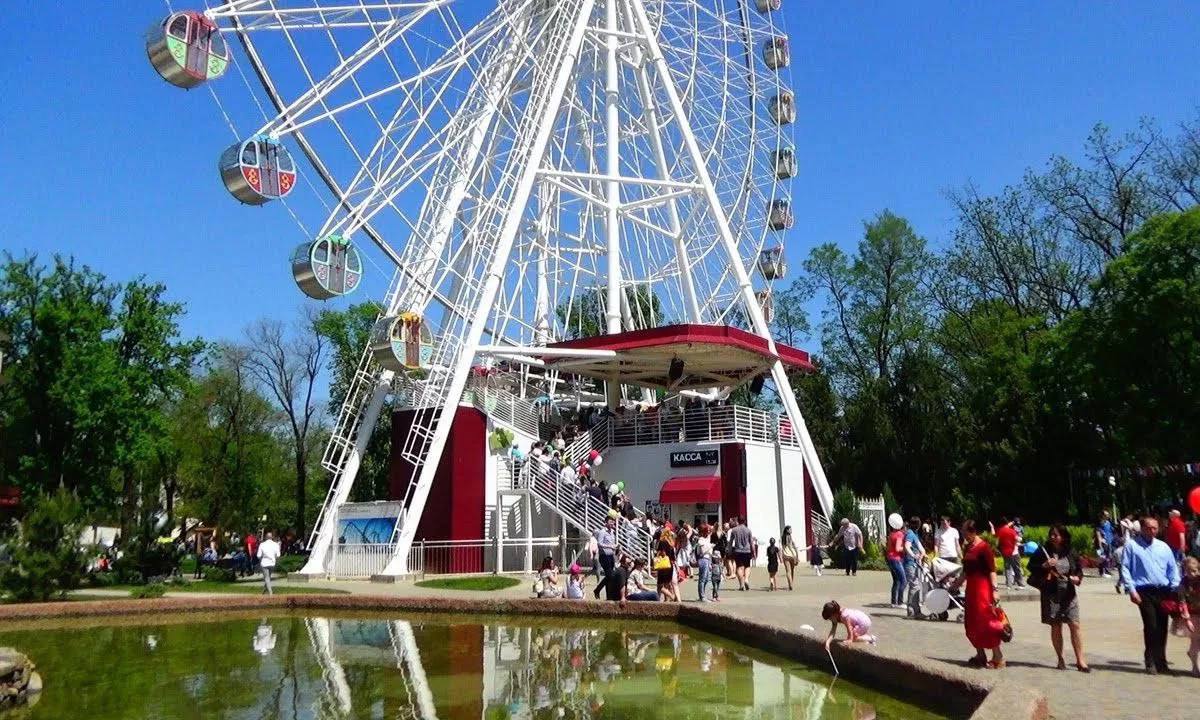 Названа причина закрытия аттракционов в парке «Городской сад» в Краснодаре. 29 мая карусели и колесо обозрения не работали из-за погодных условий. Сейчас все аттракционы на территории парка вновь осуществляют работу в штатном режиме – ежедневно с 10:00 до 18:00, при хорошей погоде и отсутствии технических ограничений – до 22:00. Кубанские Новости