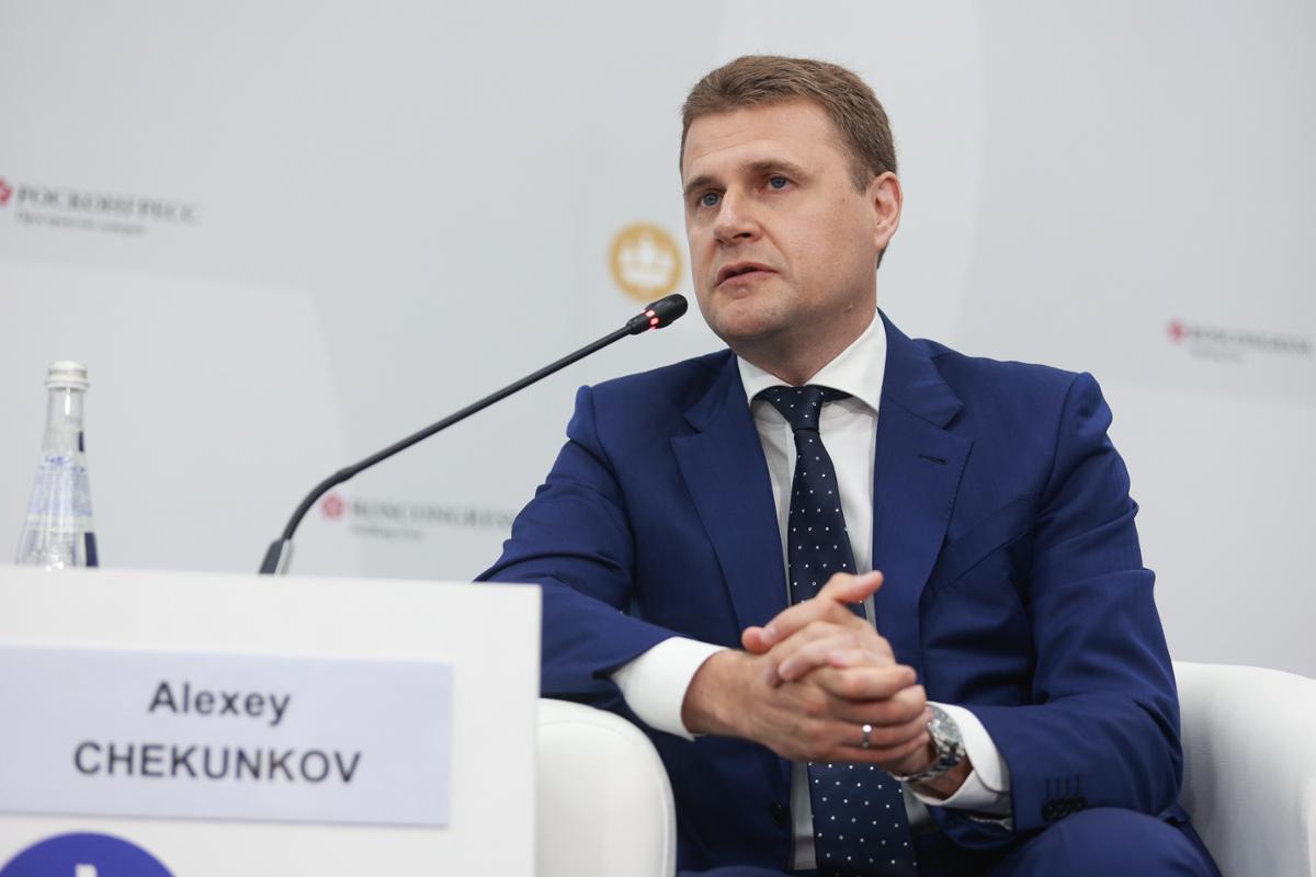Сахалин, Бурятия и Магадан вышли в лидеры по мастер-планам На совещании у президента России министр по развитию Дальнего Востока и Арктики Алексей Чекунков представил свежий рейтинг качества исполнения мастер-планов в дальневосточных регионах. «Вы поручали составлять рейтинг регионов по качеству реализации мастер-планов. На сегодня топ-3 регионов-лидеров рейтинга - это Сахалинская область, Бурятия и Магаданская область», — сообщил Чекунков. Министр отметил, что оценка формируется автоматически в цифровой системе, разработанной Корпорацией развития Дальнего Востока и Арктики. Этот инструмент отслеживает весь жизненный цикл проектов — от этапа планирования и строительства до ввода объектов в эксплуатацию, позволяя видеть в реальном времени ход реализации каждого мероприятия. В числе примеров Чекунков напомнил о мастер-плане Улан-Удэнской агломерации, утверждённом в июле прошлого года после совещания с президентом. Сейчас в Бурятии ведётся около тридцати инфраструктурных проектов, включая школы, больницы, дороги и объекты городской среды.