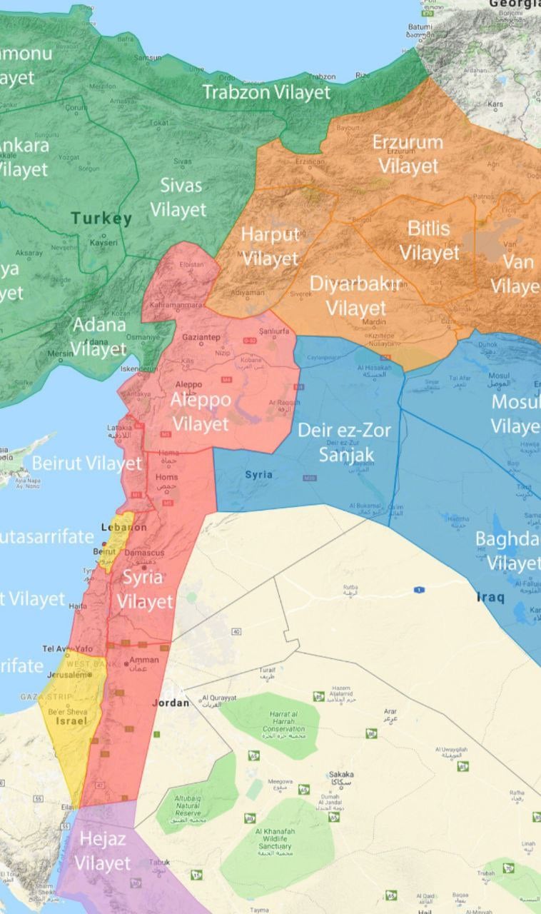 Карта Сирии сейчас, с учётом как говорится "реалий на земле", напоминает административное деление региона в Османской империи. Алеппо и Дамаск были разными вилаетами. Правда территория Алеппо включала в себя ещё находящиеся в Турции Эдессу  Шанлыурфа  и Антеп  Газиантеп , плюс выход к морю через нынешний ил Хатай. Вилайет Сирия  Шам  с центром в Дамаске включал в себя на севере Хаму, а на юге распространялся на территорию нынешней Иордании.  Населённые преимущественно алавитами и христианами Латакия и Тартус относились к вилайету Бейрут, в который входило все побережье до Газы. В вилайете было смешанное многоконфессиональное население, но культурно и экономически прибрежный Левант резко отличается от глубинной Сирии. Северо-восточная часть Сирии, более близкая культурно к Ираку, составляла санджак Дейр эз-Зор.  После распада империи по соглашению Сайкса-Пико часть территорий досталась Великобритании  Ирак, Палестина , часть Франции. Из своих кусочков Франция собрала Сирию и Ливан. Я писал недавно об этом. И сейчас по совпадению Сирия опять распалась на османские вилайеты.