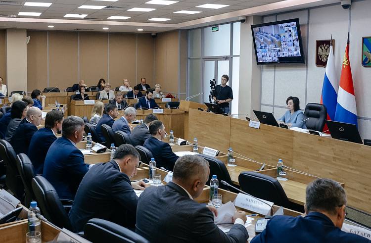 В Приморье завершается подготовка к отопительному сезону  В 2025 году в крае запланирована установка 27 блочно модульных котельных 13 из них уже монтируются поставка ещё 14 ожидается в ближайшее время Это важно поскольку такие котельные позволяют сократить расходы на строительство и содержание объектов теплоснабжения а также повысить надежность и качество оказываемой услуги Кроме того меняются 203 километра инженерных сетей В работе используются только современные долговечные материалы Своевременное проведение необходимых мероприятий позволит избежать аварийных ситуаций и наладить бесперебойную работу систем теплоснабжения в Приморье а значит обеспечить комфортное проживание жителей края в холодное время года shcherbina vg