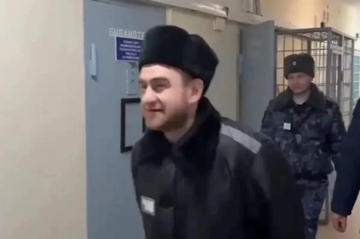 Экс сенатору от Карачаево Черкесии Рауфу Арашукову отказали в переводе в колонию в Мордовии Об этом сообщил ТАСС со ссылкой на адвоката экс политика Дмитрия Трубникова Сейчас осуждённый на пожизненный срок Арашуков сидит в колонии Чёрный дельфин в Оренбургской области Адвокат заявил изданию что будет обжаловать отказ о переводе в колонию другого региона Напомним что уже в ИК Чёрный дельфин Арашуков стал фигурантом уголовного дела о даче взятки в 3 млн рублей сотруднику УФСИН Деньги предназначались для улучшения условий заключения и выборе своего сокамерника По этому делу 13 января 2026 года суд Оренбурга приговорил имеющего пожизненный срок экс сенатора к 10 годам заключения и штрафу в 120 млн рублей После суда Арашуков стал просить о переводе в колонию Мордовии Там отбывает наказание его отец Рауль Арашуков Подписывайтесь на Аргументы и Факты Северный Кавказ Telegram МАХ