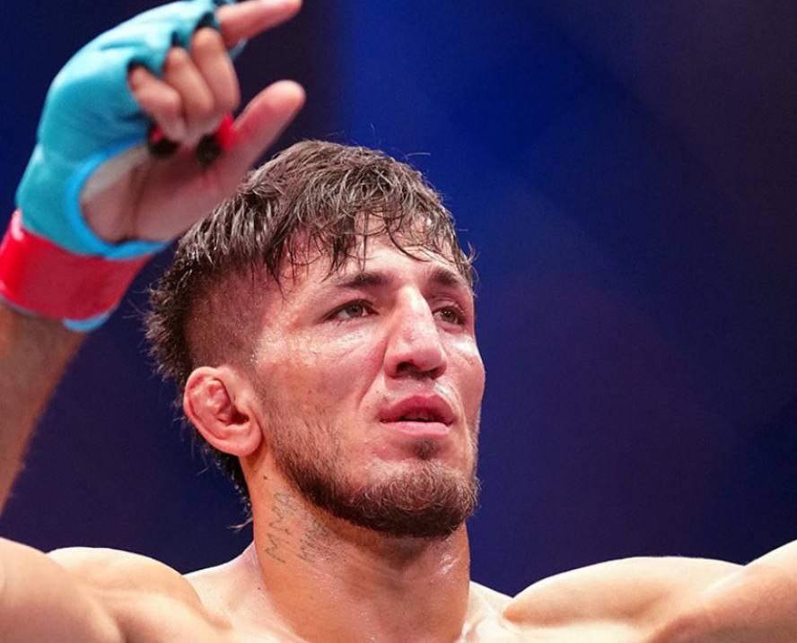 Новости спорта. В США, а именно в городе Сакраменто боец UFC из Афганистана изнасиловал двухмесячного младенца. Он ворвался в соседский дом и надругался над малышом. В UFC скандал, годовой контракт с бойцом разорван, а Дана Уайт заявил, что это это будет первый и последний боец из Афганистана и был таков.