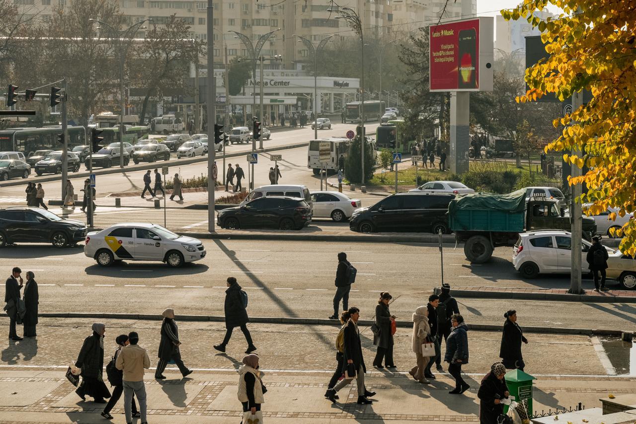 S P впервые за семь лет повысил рейтинг Узбекистана Что за этим стоит O zbek tilida В 2018 году S P впервые присвоил Узбекистану рейтинг BB Прошло семь лет и вчера агентство повысило его до BB О том что такое этот рейтинг что значит BB что изменится для нас с вами было вот здесь Сейчас интереснее другое когда повышается рейтинг выходит обзор страны что с ней происходит куда она движется чего ждать и так далее Так вот S P видит в Узбекистане сильный и стабильный рост и считает что он продолжится как минимум до 2028 года В среднем экономика будет расти на 6 3 в год Основная причина люди много потребляют зарплаты растут много денег приходит из за границы IT и туризм быстро развиваются Само собой внешний долг и дефицит бюджета тоже растут но аналитики отмечают что это контролируемо и темпы ниже чем у других похожих стран всё нормально Даже если что то пойдет не так то есть подушка безопасности благодаря тому что золото быстро дорожает резервы за два года выросли примерно в два раза до 60 млрд Правда у этого есть и обратная сторона нельзя так сильно зависеть от сырья золото составляет около 40 экспорта и даёт примерно 25 доходов Если завтра оно сильно подешевеет это серьёзно ударит по стране Поэтому сейчас пока оно дорого надо быстрее развивать на деньги от его продажи другие отрасли Только так можно повысить доход на душу населения S P отмечает с 2019 года он вырос с 2 000 до 3 500 но это всё равно мало Среди других рисков отмечается высокое восприятие коррупции люди и бизнес считают что без взяток и связей многие вопросы не решаются ограниченная независимость ЦБ слабая система сдержек и противовесов Да в последние годы всё это немного улучшилось но не настолько чтобы говорить о каком то скачке Над этим надо будет поработать В целом говорит S P есть реформы есть результаты есть перспективы Поэтому рейтинг и повысили Надо продолжать в том же направлении и он может быть улучшен до BB или даже BBB а это уже будет совсем другой разговор Полный обзор на английском языке можно почитать вот здесь Там есть информация которая может быть полезна для составления как личных так и бизнес планов на ближайшие годы skartariss экономика
