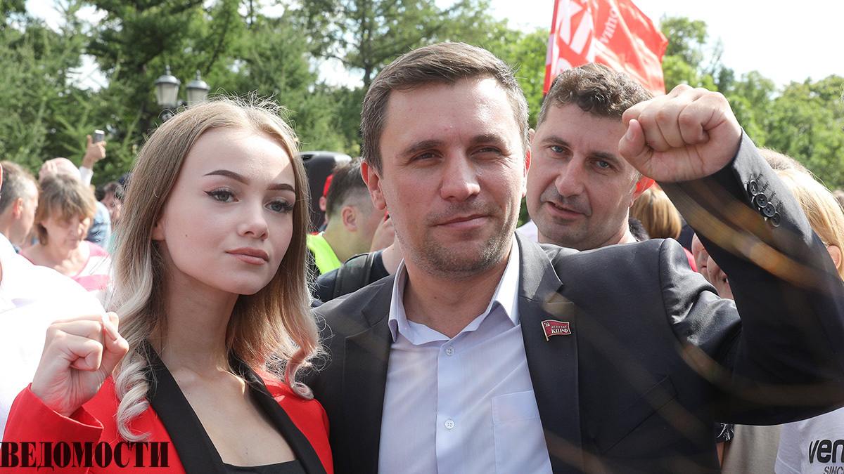 КПРФ доверит информационное продвижение партийному видеоблогеру В КПРФ планируется создать комиссию по информационным технологиям среди кандидатов на пост ее председателя секретарь саратовского обкома член ЦК партии автор видеоблога Дневник депутата 1 9 млн подписчиков на YouTube Николай Бондаренко Такое предложение руководство ЦК обсуждало 10 ноября сообщил Ведомостям источник близкий к партии КПРФ сейчас находится в поиске нового инструментария доступных и эффективных каналов коммуникации говорит политолог Константин Калачев Заманчиво использовать опыт популярных партийных блогеров Но возникает вопрос насколько этот опыт универсален рассуждает он Политолог Дмитрий Еловский соглашается что у Бондаренко большой опыт как медийщика Он объективно эксперт который в состоянии внести серьезные изменения в информационную работу партии но против него играет отсутствие управленческого и консалтерского опыта Подпишитесь на Ведомости