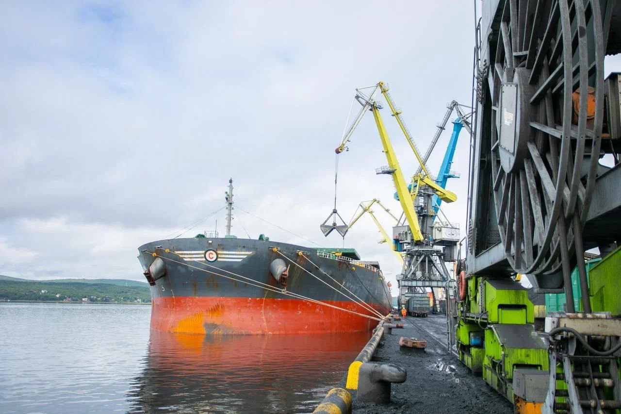 Мурманский балкерный терминал в июле сократил грузооборот на 50% Грузооборот Мурманского балкерного терминала МБТ в июле 2025 г. составил 150 700 т грузов. Это на 50% меньше по сравнению с аналогичным периодом прошлого года, сообщила пресс-служба МБТ. В июле основным видом груза, обработанного терминалом, стали: Минеральные удобрения — их доля составила 50,8% Апатитовый концентрат – доля 28,8% Щебень - 20,4% от общего объема грузооборота : Подпишитесь на «Ведомости Северо-Запад»