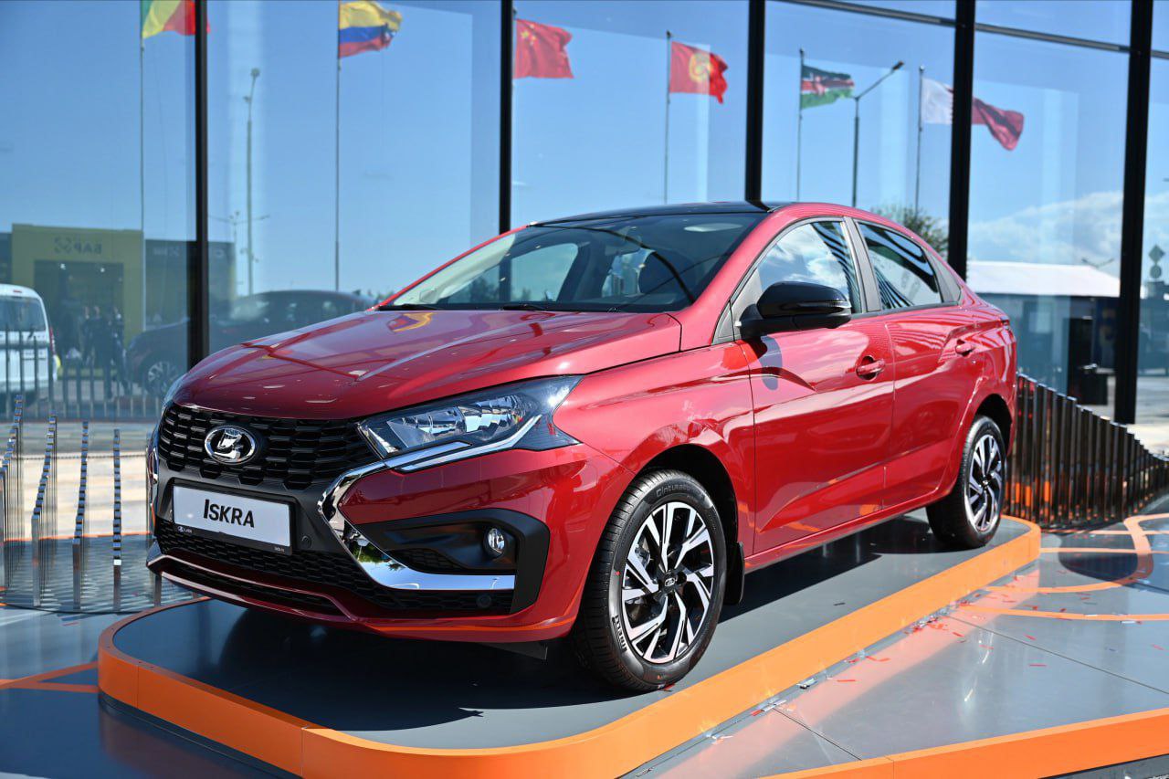Производство новой Lada Iskra провалилось. Массовый выпуск машины отложили до 2026 года по неизвестным причинам. Инсайдеры сообщали о дефиците деталей и проблемах с логистикой.   Официальные продажи марки начались в июле, с этого времени в ГАИ зарегистрировали всего 21 машину. Накануне стало известно, что детали «Искры» — от французской Renault, а подушки безопасности и медиасистема — китайские.