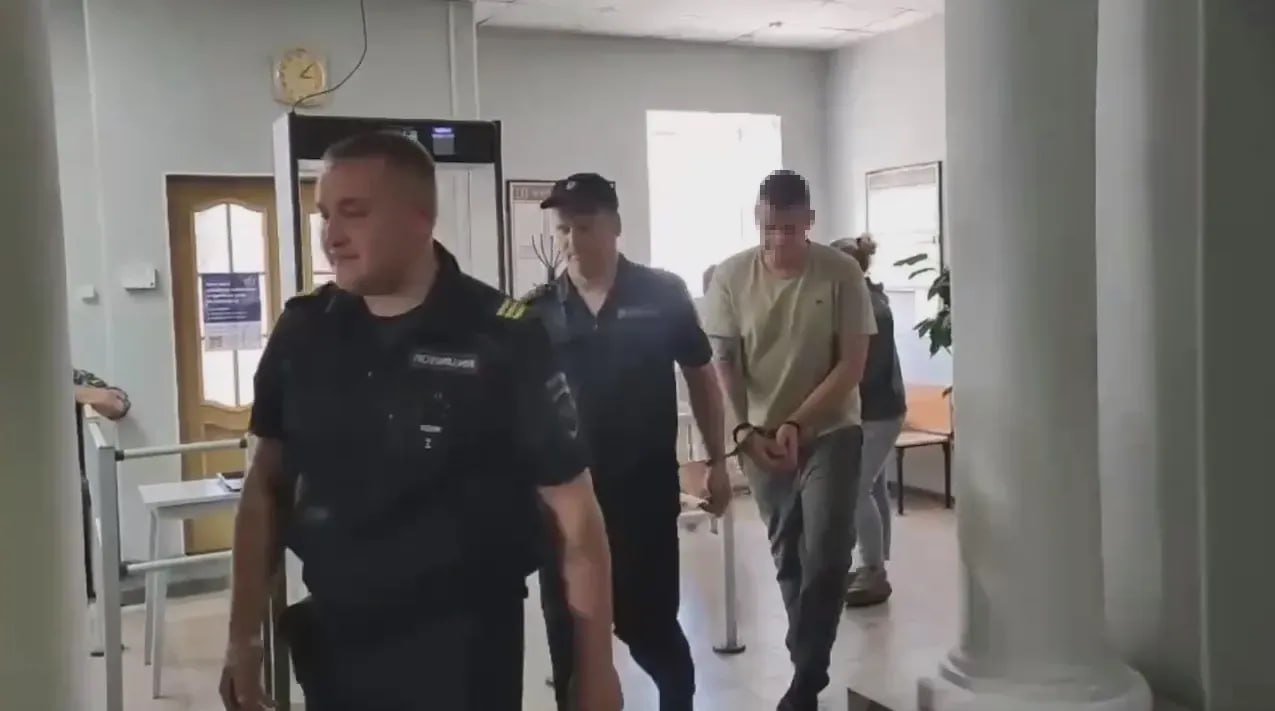 Инспекторов ДПС подозревают в мошенничестве со страховыми выплатами  В городе Завитинске заключили под стражу двух инспекторов ДПС, подозреваемых в мошенничестве  ч. 3 ст. 159 УК РФ .   Фигуранты подозреваются в совершении двух тяжких преступлений против собственности и общественных отношений, возникающих в сфере страхования. Наказание за них - до 6 лет лишения свободы.   По данным следствия, с декабря 2024 года по февраль 2025 года инспекторы инсценировали две аварии. В результате ГИБДД были составлены материалы об административном правонарушении, содержащие заведомо ложные сведения о наступлении страхового случая. По ним страховыми компаниями сделаны выплаты каждому более 221 тысячи рублей.  "С ходатайством об избрания меры пресечения в суд обратился следователь Следственного комитета. Изучив материалы дела, суд пришел к выводу, что, находясь на свободе, подозреваемые могут скрыться от следствия и суда, воздействовать на свидетелей или уничтожить следы преступления. При таких обстоятельствах подследственных арестовали на 2 месяца", - сообщает пресс-служба судов Амурской области.  Продолжение