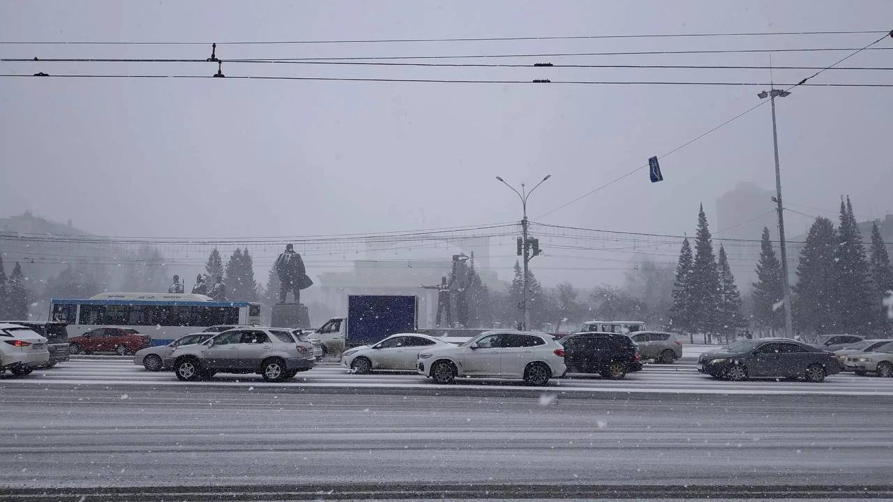 На Новосибирск обрушится снегопад.  Снег ожидается всю неделю. При этом сильных морозов не будет. К концу недели похолодает до -13 днем и -16 ночью. С 9 на 10 число стукнет мороз до -23 в ночное время.   Интересно, дорожники уже готовы к снежному апокалипсису в городе…