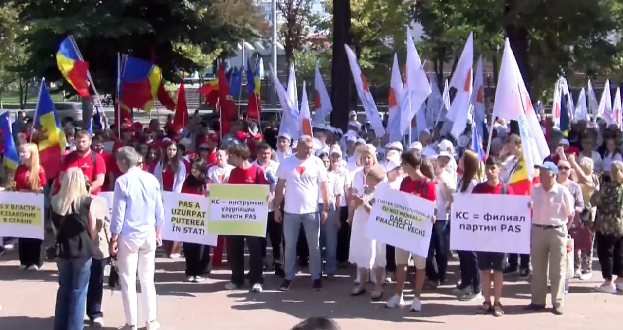 Патриотический блок у парламента протестует против захвата КС правящей партией.  В протесте участвуют активисты ПСРМ, "Сердца Молдовы", ПКРМ и "Будущего Молдовы".  "Жёлтая группировка созвала в воскресенье срочное заседание Парламента, чтобы принять присягу у пятерых новых и вновь назначенных судей КС - Николае Рошка, Любови Шова, Домники Маноле, Сержиу Литвиненко и Иона Маланчука.  Все они известны как прислужники режиму Санду-PAS, были утверждены без соблюдения конкурса, без учёта мнения оппозиции и вопреки рекомендации Венецианской комиссии", — заявили протестующие.