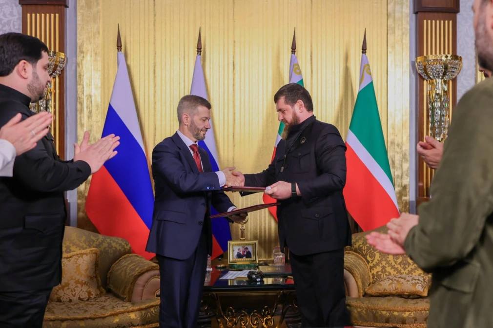 Чечня и Чукотка договорились об обмене опытом и аграрном сотрудничестве Соответсвующее соглашение накануне подписали Владислав Кузнецов и Рамзан Кадыров Оно коснется самых разных сфер образования спорта культуры молодежной политики сельского хозяйства В частности Чечня поделится с Чукоткой своими способами и приемами ведения тепличного хозяйства которое из за непростого климата особенно востребовано в северном регионе Подписывайтесь на РБК Восток