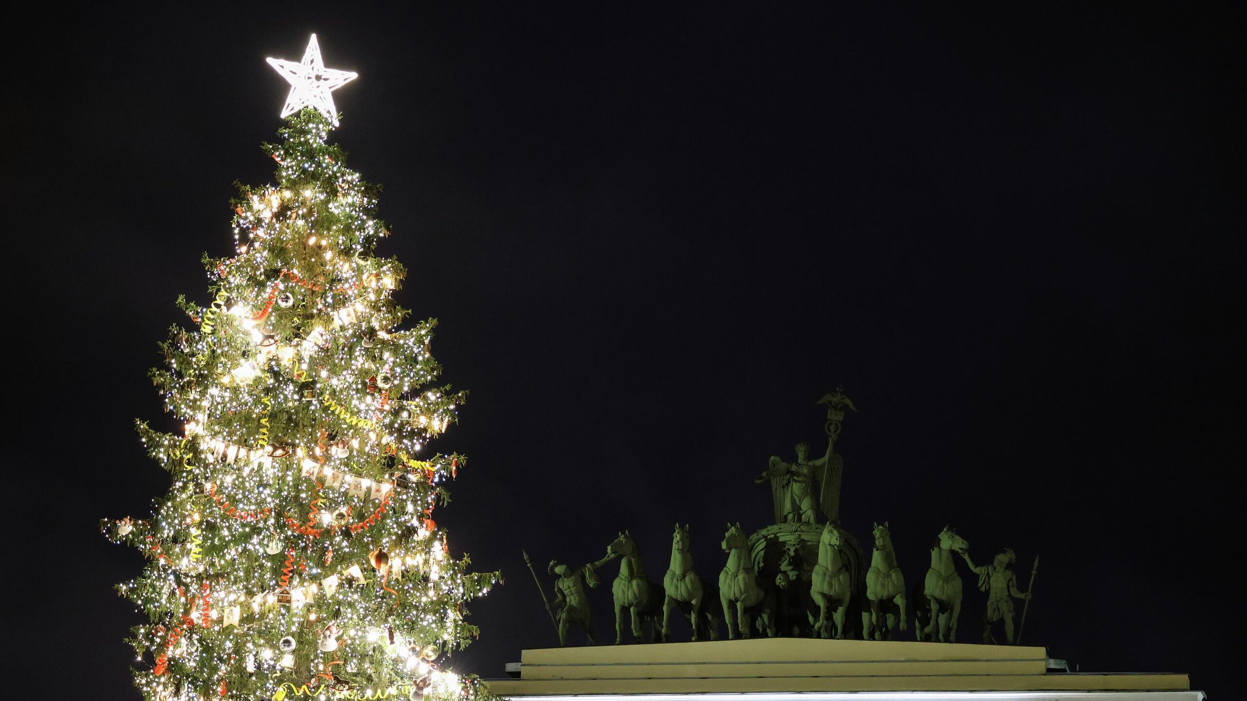 Дополнительную страховочную систему установили для ели на Дворцовой площади в Санкт Петербурге сообщил вице губернатор города Борис Пиотровский Из за сильного ветра установили дополнительную страховочную систему для главной городской ели на Дворцовой площади Специальные тросы длиной около 100 метров закрепленные к грузовому автомобилю не дают макушке дерева сильно раскачиваться написал он в своем Telegram канале Вице губернатор отметил что от падения ель удерживает 34 тонный фундамент и стационарные крепления установленные в самом начале монтажа Ранее сообщалось что ель высотой около 30 метров привезли в Петербург из Копорского лесничества Ленинградской области Елка на Дворцовой площади вновь украшена в ретро стиле В ее оформлении использованы традиционные для 1950 60 х годов флажки серпантин ретро лампочки елочные игрушки в форме шаров домиков снеговиков конфет щелкунчиков На макушке установлена пятиконечная звезда Новогодние огни зажгли на главной елке Петербурга 20 декабря