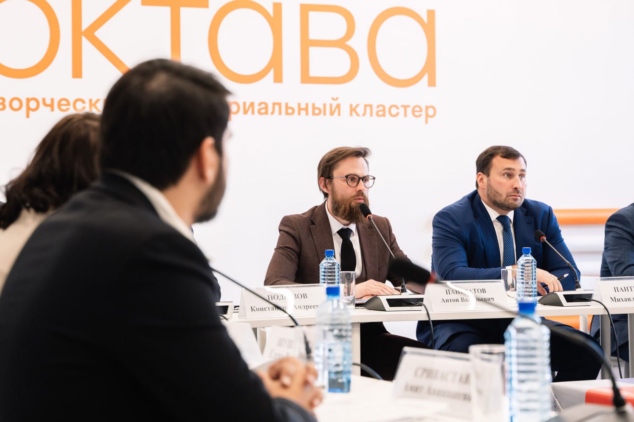 В августе в Туле пройдет мероприятие-спутник V Конгресса молодых ученых Об этом стало известно на заседании организационного комитета по подготовке и проведению мероприятия-спутника V Конгресса молодых ученых в Туле. Первый заместитель Губернатора – председатель Правительства Тульской области Михаил Пантелеев от лица Губернатора Дмитрия Вячеславовича Миляева поблагодарил Министерство науки и высшего образования РФ за поддержку инициативы Тульской области в проведении мероприятия-спутника. «Проведение мероприятия-спутника – знаковое событие для региона. Оно позволит собрать ведущих экспертов со всей страны для выработки практических решений, актуальных для разных научных отраслей как нашего региона, так и всей страны», – подчеркнул Михаил Пантелеев. Председатель комитета Тульской области по науке и инноватике Антон Панкратов отметил, что мероприятие пройдет в августе в кластере «Октава». Участники мероприятия-спутника будут распределены по трем проектным группам «Беспилотные авиационные системы» «Новые материалы и химия» «Современные биотехнологии» В настоящее время прорабатывается четвертое гуманитарное направление по сохранению исторической памяти, приуроченное к 80-летию Победы в Великой Отечественной войне. Подробнее читайте здесь