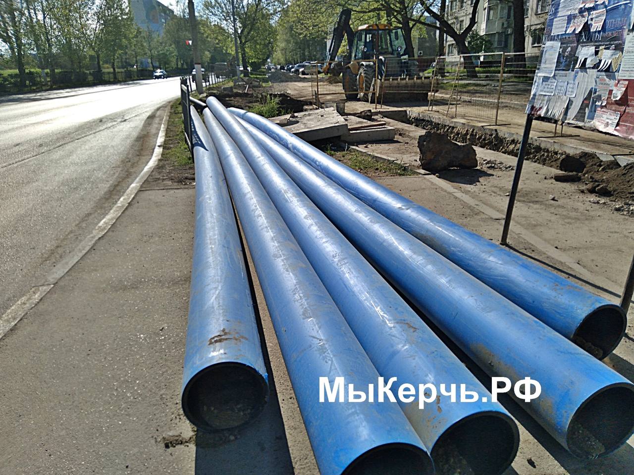 В Керчи продолжается реконструкция разводящих сетей Она разделена на 2 этапа Строительная готовность первого составляет 97%, завершить работы планируют в 2025 году. Так, в рамках первого этапа на стадии завершения находятся строительно-монтажные работы, процесс переключения абонентов и благоустройство территории по ул.Орджоникидзе. Строительная готовность второго этапа — 10%, в рамках которого строительно-монтажные работы предусмотрены на 7 участках. Сейчас на двух из них рабочие монтируют трубопроводы. Окончание работ в рамках второго этапа запланировано в 2026 году, сообщает Республика Крым официально. "Например, сегодня идет укладка водовода в районе Женской консультации, где перекрыт и перерыт новый участок дороги-дублера на Генерала Петрова,- пишет МыКерчь.РФ .