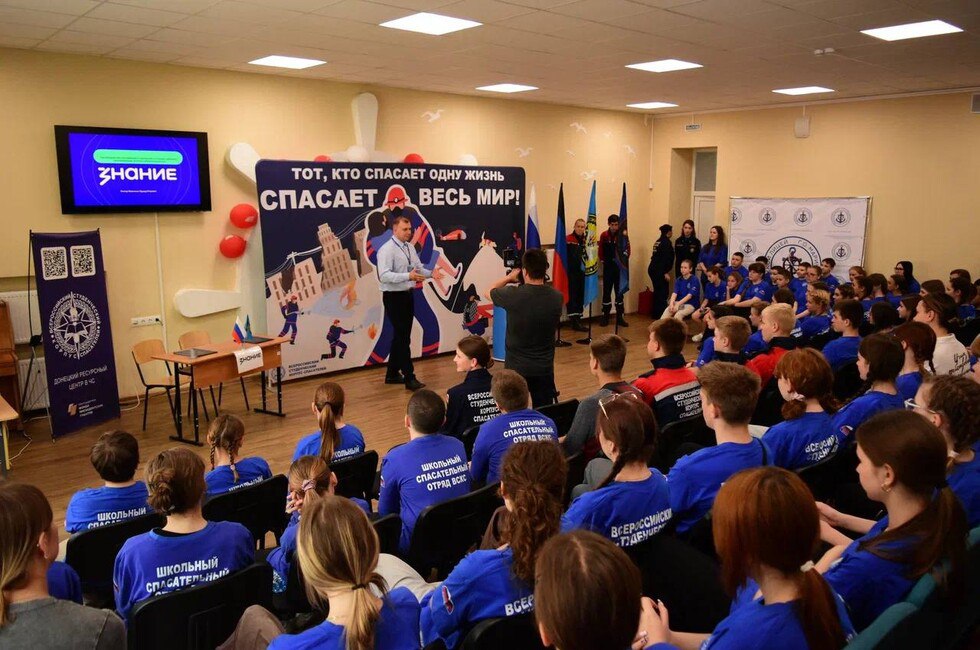 В Мариуполе состоялся первый республиканский слет школьных спасательных отрядов, приуроченный ко Дню защиты детей. Мероприятие проходило на базе Мариупольского морского лицея и собрало более сотни участников из различных городов, таких как Донецк, Макеевка, Харцызск, Снежное и Мариуполь. Участники слета имели возможность улучшить свои знания и навыки в области спасательного дела. Для этого были организованы специальные площадки, где под руководством опытных инструкторов школьники изучали различные аспекты работы спасателей. Тематические площадки охватывали такие важные темы, как антитеррор, первая помощь, пожарная безопасность, применение специализированного оборудования, топография и радиообмен, а также спасение на воде. Это событие стало значимым шагом в подготовке молодежи к возможным чрезвычайным ситуациям и укреплению культуры безопасности среди подрастающего поколения.