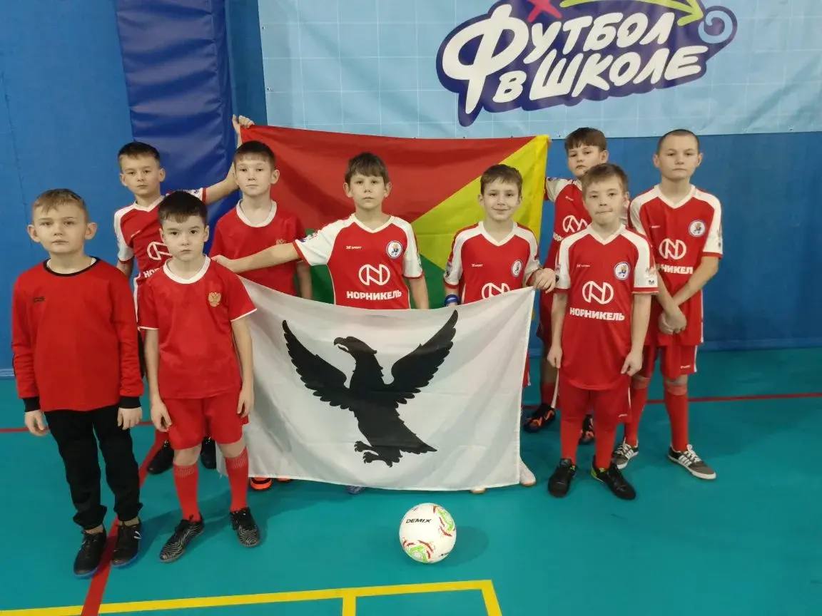 Футболисты из Забайкалья примут участие в межрегиональном и всероссийском этапах соревнований по футзалу Кожаный мяч Школьная футбольная лига посвящённых памяти легендарного отечественного футболиста Никиты Симоняна Турнир пройдёт с 9 по 13 февраля в городе Томске и соберёт лучшие школьные команды из разных регионов России Забайкальский край представят спортсмены школы 11 города Читы а также команда из школы посёлка Заречный Нерчинского округа Пожелаем нашим футболистам уверенной игры спортивного характера ярких побед и удачи на площадке