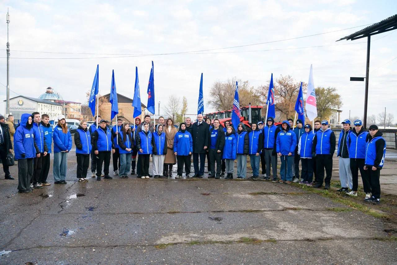 РИА56 Евгений Солнцев поздравил с юбилеем и пожелал успехов Молодой Гвардии Единой России Молодой Гвардии Единой России 20 лет В Оренбургской области она объединяет более 950 активистов которые всегда в числе первых приходят на помощь там где она нужна Об этом губернатор Оренбуржья Евгений Солнцев рассказал в своем телеграм канале Пандемия и прошлогодний паводок тому подтверждение Во время самого масштабного за всю современную историю наводнения вы собирали гуманитарную помощь помогали местным жителям и принимали участие в ликвидации последствий Одними из первых в качестве волонтёров отправились в новые регионы разбирать завалы помогать восстанавливать города работать в госпиталях Некоторые из вас и сегодня находятся там Вы проводите большую адресную работу подробнее на канале РИА56