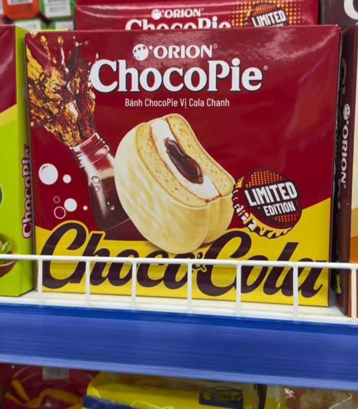 В магазинах России появилась лимитированная серия ChocoPie со вкусом колы в белом шоколаде Необычная новинка уже замечена на прилавках крупных торговых сетей но стоимость пока не раскрывается Производитель позиционирует десерт как взрыв вкуса сочетающий сладость белого шоколада и карамельно шипучие нотки колы Хотите попробовать такую ChocoPie Да звучит интересно Нет классика вкуснее Подписаться Предложить новости