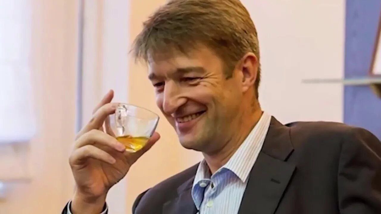 Суд изъял в доход государства акции бизнесмена связанного с КДВ Групп Тверской районный суд Москвы по иску Генпрокуратуры изъял в доход РФ 18 07 акций АО Кондитерус Ком основная компания холдинга КДВ Групп принадлежавших бизнесмену Игорю Семенову Заседание проходило в закрытом режиме Прокуратура полагает что сохранение этих акций за Семеновым позволило бы владельцу КДВ Групп Денису Штенгелову ранее признанному судом частью экстремистского объединения продолжать получать дивиденды и косвенно влиять на управление холдингом Подписаться Регион 70   Прислать новость