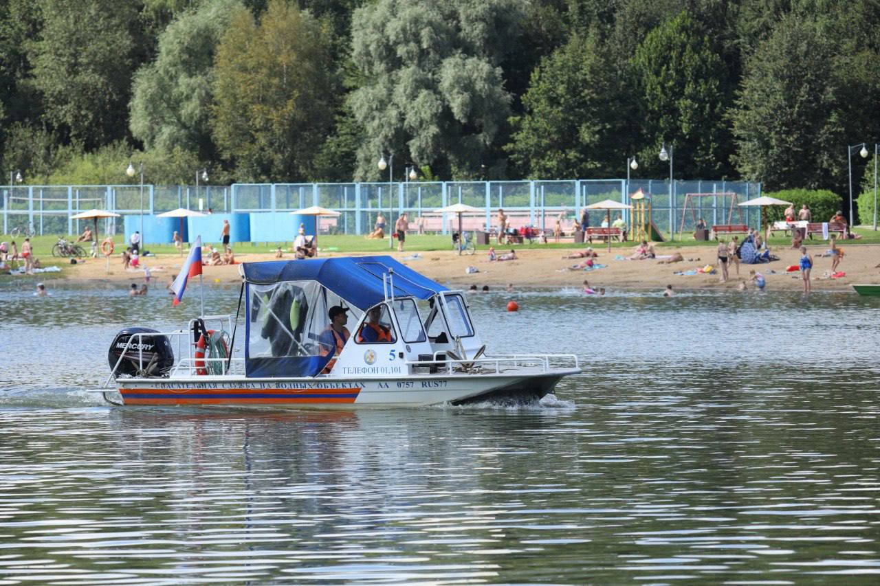 Двух человек спасли в среду на водоёмах Москвы Днём 28 мая специалисты Московской городской поисково-спасательной службы на водных объектах спасли мужчину и юношу. Во время патрулирования Школьного озера работники станции «Пансионат» заметили на акватории тяжело плывущего мужчину, периодически скрывающегося под водой. В 70 метрах от берега спасатели подняли мужчину на борт катера, доставили на спасательную станцию и оказали первую помощь. Пострадавший житель Кемеровский области 1995 года рождения передан бригаде скорой помощи. На Восточном Терлецком пруду дежурной сменой спасателей станции «Терлецкая» в воде замечен юноша, зовущий на помощь. В 35 метрах от берега парня подняли из воды и доставили на берег, где ему была оказана первая помощь. От врачебной помощи молодой человек отказался и после профилактической беседы убыл со станции в сопровождении родителей. ‼ Причина происшествий - потеря сил во время купания, в том числе в запрещённом для этого месте. Спасатели настоятельно рекомендуют купаться только в отведённых для этого местах, и когда вода в водоёмах достаточно прогреется. Иначе есть риск получить переохлаждение, судороги мышц и проблемы с сердечно-сосудистой системой из-за резкого перепада температур при вхождении в холодную воду после длительного пребывания на солнце. #дго #дгоспасает #мгпсс
