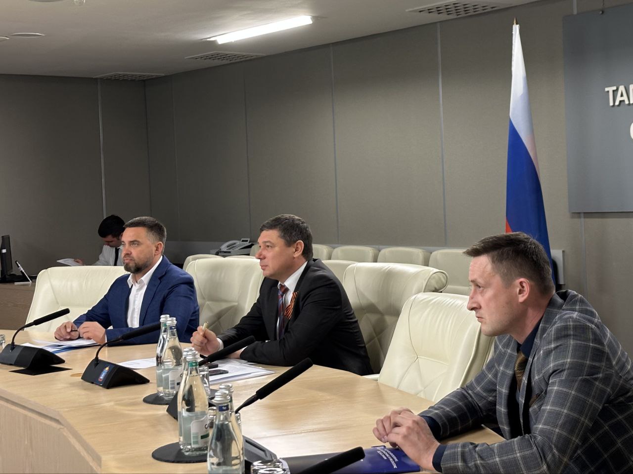 На совещании под председательством вице-премьера Дмитрия Патрушева обсудили получение предприятиями региона комплексных экологических разрешений. В соответствии с действующим законодательством, юридические лица и индивидуальные предприниматели, которые оказывают негативное воздействие на окружающую среду, обязаны получить соответствующие разрешения. В Тамбовской области таких объектов восемь. В настоящее время КЭР получили "РКС-Тамбов", "Рассказовский свиноводческий комплекс" и "Тамбовский бекон". Получение разрешения говорит о том, что бизнес использует необходимые экологические технологии, проводит модернизацию и повышает экологическую эффективность. За отсутствие КЭР предусмотрены штрафные санкции, которые не освобождают от проведения экологических мероприятий на предприятиях. Также перед нашим регионом стоит задача по созданию нового полигона с мусороперерабатывающим комплексом. Все действующие полигоны уже на пределе своих мощностей. Ситуация не новая и уже довольно запущенная, времени было потеряно много. Сейчас практически ежедневно занимаюсь решением этого вопроса с членами правительства и федеральными ведомствами.