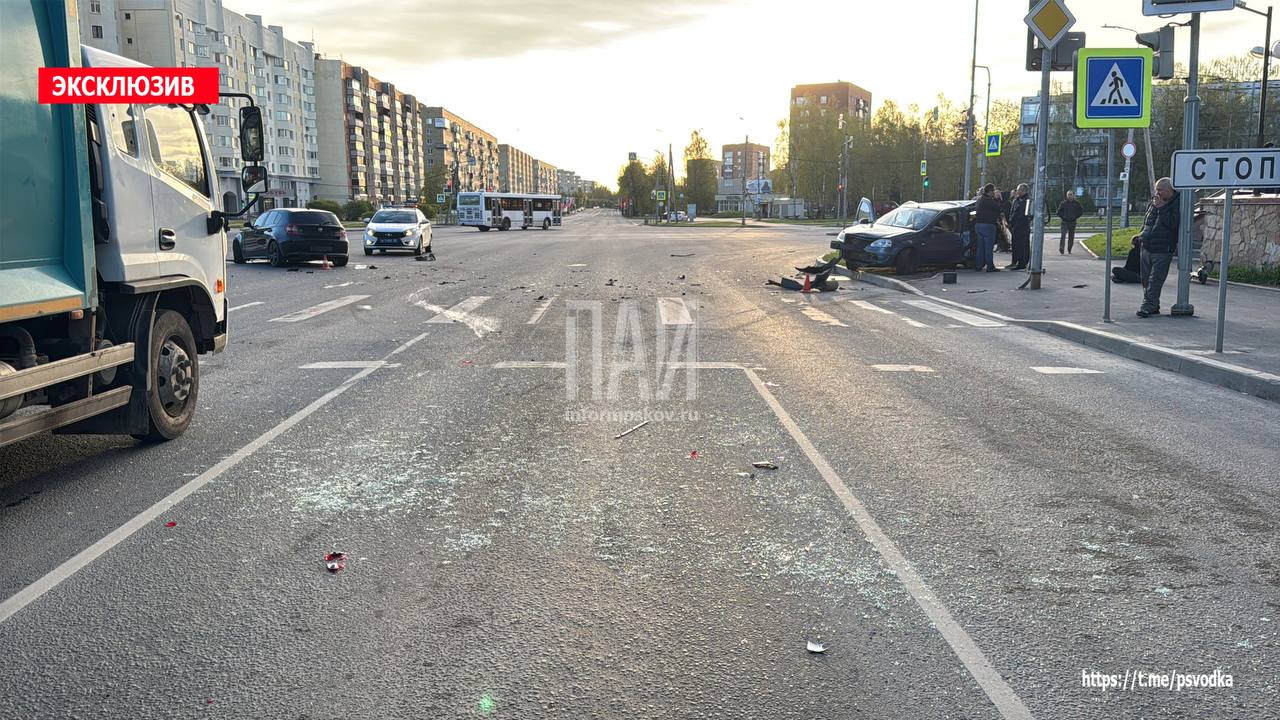 На перекрестке улиц Рижская и Юбилейная произошло столкновение двух автомобилей. Водитель BMW, двигавшийся по Рижскому проспекту предварительно в состоянии опьянения, совершил наезд на попутный Renault. В результате ДТП пассажирка Renault получила травмы и была госпитализирована бригадой медицины катастроф. На месте работают спасатели АСС и медики. Обстоятельства происшествия устанавливаются.