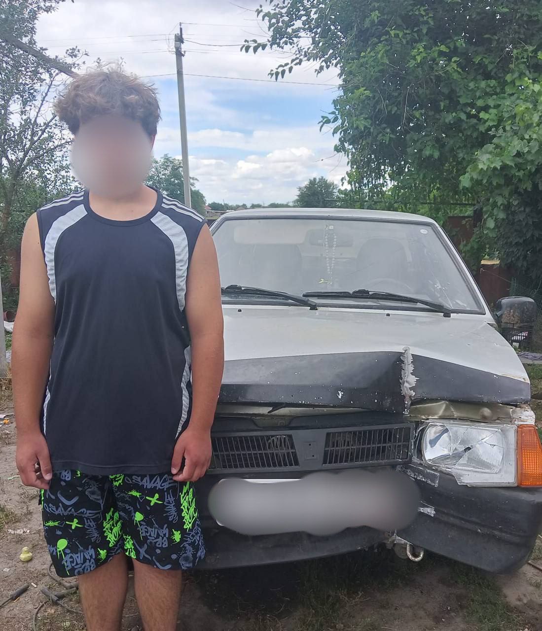 В Староминском районе 13-летний подросток на ВАЗе сбил опору электропередач и скрылся с места ДТП. Управление автомобилем сыну передала его мать. В отношении подростка составлен протокол по ч.1 ст.12.7 КоАП РФ, а матери — по ч.3 той же статьи. Материалы направлены на комиссию по делам несовершеннолетних, а обоим объяснены последствия таких правонарушений.