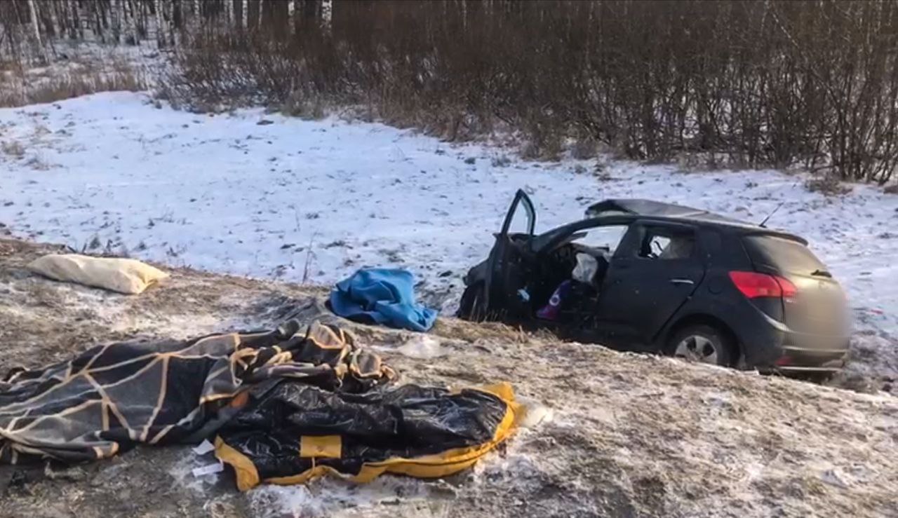 ‼ Перед судом предстанет жительница Московской области по обвинению в совершении ДТП, повлекшего гибель трех человек, в том числе двух детей Следственными органами следственного управления СК России по Владимирской области завершено расследование уголовного дела в отношении жительницы Московской области 1974 года рождения по признакам преступления, предусмотренного ч. 5 ст. 264 УК РФ нарушение правил дорожного движения, повлекшее по неосторожности смерть более двух лиц . Следствием установлено, что утром 16 февраля 2025 года обвиняемая, управляя автомобилем «КИА ВЕНГА», в котором на заднем сиденье находились ее несовершеннолетние дети 10 и 13 лет, двигалась в районе 234 км автомобильной дороги Р-132 «Золотое кольцо» в Суздальском районе в направлении Владимира с превышением допустимой скорости. Не убедившись в безопасности маневра, она стала совершать обгон грузового автомобиля «СКАНИЯ». После завершении обгона ее автомашину занесло и выбросило на встречную полосу, где произошло столкновение с автомобилем «Мицубиси ASX 1.6», который, в свою очередь, также вылетел на соседнюю полосу движения и столкнулся с грузовиком «СКАНИЯ». В результате от полученных травм один несовершеннолетний скончался на месте, его брат – в автомобиле скорой помощи. В тот же день вечером в медицинском учреждении скончался водитель автомобиля «Мицубиси ASX 1.6» 1962 года рождения. Собранные доказательства признаны достаточными для направления уголовного дела с утвержденным обвинительным заключением в суд для рассмотрения по существу.