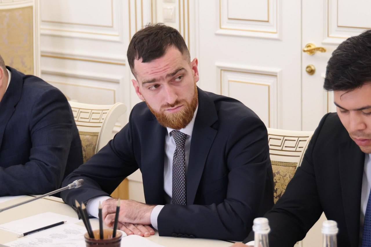 Герой России Темирлан Абуталимов возглавил Миннац Дагестана Глава Дагестана Сергей Меликов назначил Героя России Темирлана Абуталимов временно исполняющим обязанности министра по национальной политике и делам религий республики Абуталимов с мая 2024 года участвовал в президентской программе Время героев и проходил стажировку в администрации главы Дагестана под руководством Меликова За год он изучил госуправление работал с общественными организациями и участвовал в подготовке программ патриотического воспитания В том числе он принимал активное участие в подготовке мероприятий организуемых в рамках реализации республиканской программы развития Доблесть гор Прежний министр Энрик Муслимов стал советником главы республики RGVKDAGESTAN
